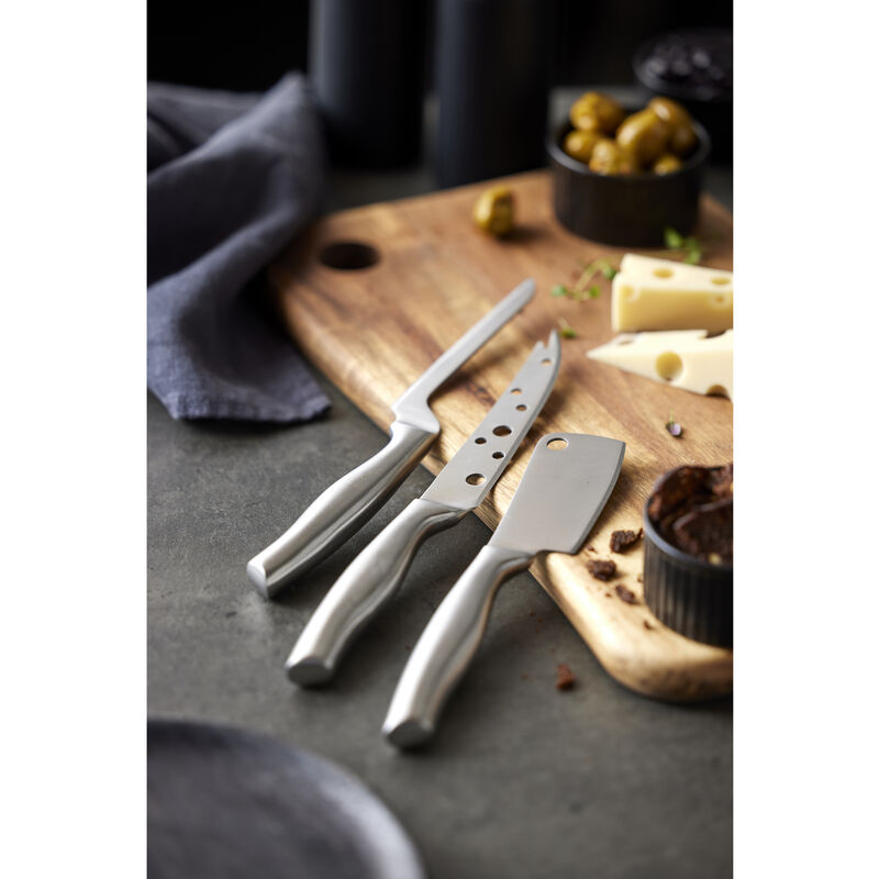 Ostebrett med tre kniver Ostebrett med tre kniver