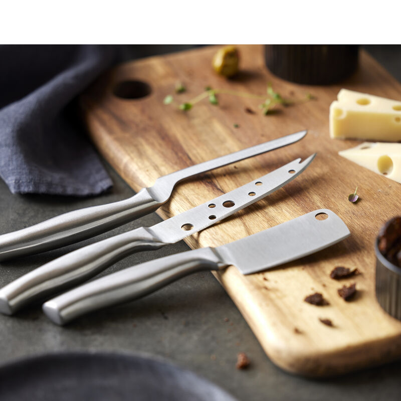 Ostebrett med tre kniver Ostebrett med tre kniver