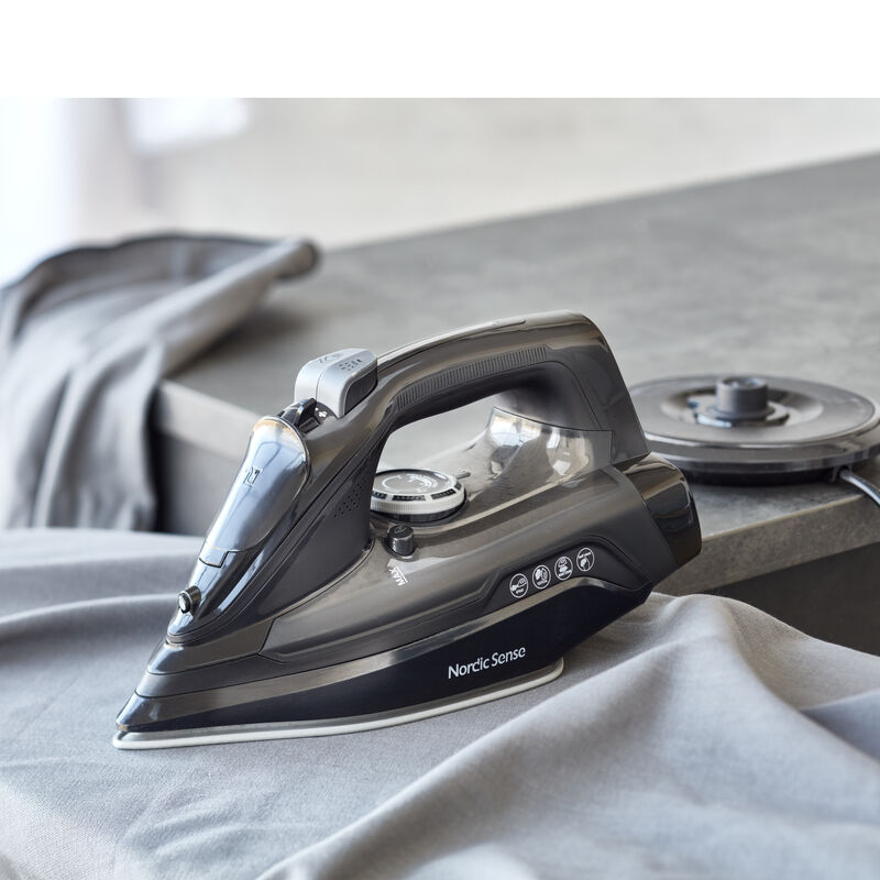 Sladdl&ouml;st &aring;ngstrykj&auml;rn 2200 watt