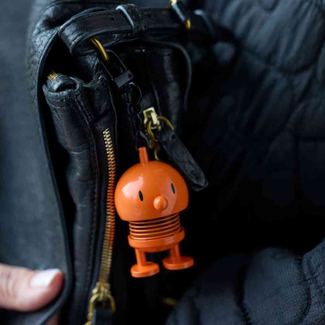 HOPPENDE DEKORASJON P&Aring; VESKEN DIN